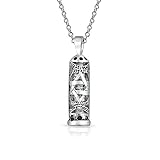 Diese 1.15 Anhänger mit Kette, hat die traditionellen jüdischen Designs wie der Davidstern. Dangling in der Nähe ihres Herzens, die mesusa hält Hebräischen Schriften oder das Shema Gebet aus der Thora. Aus Sterlingsilber, diese Halskette ist ein tolles Geschenk für einen Freund des Glaubens.