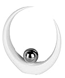 Die moderne Statue besteht aus Keramik in der Farbe weiß verziert mit einer kleinen silbernen Kugel. Die Skulptur hat eine Höhe von 26 cm und ist somit ein toller Eyecatcher in Ihrem Zuhause.