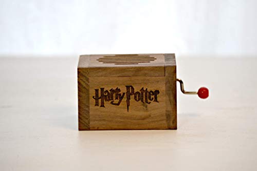 Pequeña caja de música grabada en madera de calidad con la melodía * Hedwig´s Theme * de Harry Potter. El regalo perfecto para los fans. Manivela de música manual.