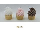  VELAS. BOCADO DULCE. Pack de tres velas en formas de cupcakes. Medidas. Medidas. Diámetro 6 cm. Altura 8,5 cm. Aromas: Blanco (coco), Rosa fucsia (fresa) y chocolate (café).