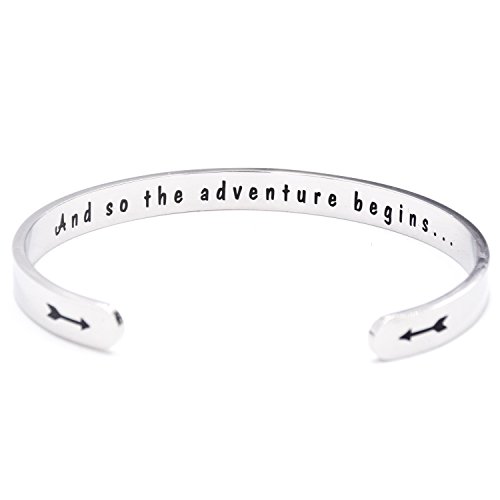 Bracciale rigido, con incisione And So The Adventure Begins, versione inglese, regalo ideale per la laurea