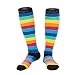Produktbild MANZI Kompressionsstrümpfe zur Leistungssteigerung,Ausdauer, Blutzirkulation und Erholung, für Flüge, Reisen, Krankenschwestern,Athleten, Basketballspieler, Jogger, (1 Paar), S/M, Regenbogen-Streifen