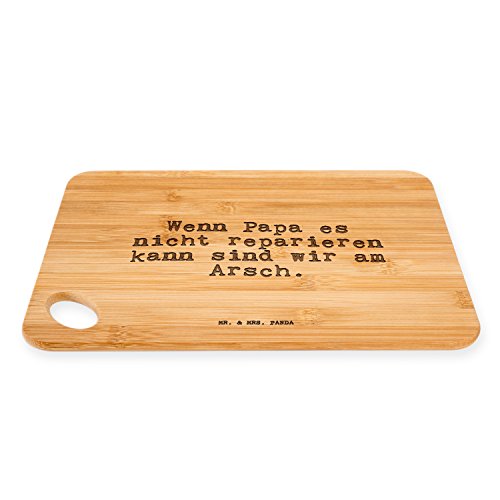 Mr. & Mrs. Panda Bambus – Schneidebrett mit Spruch „Wenn Papa es nicht reparieren kann sind wir am Arsch.“ – 100% handmade aus Bambus – Brett, Schneidebrett, Frühstücksbrett, Frühstück, Bambus, Küche, Natur, Holz, Gravur, Brettchen, massiv, robust, Spruch, Motiv Papa, Vater, Vatertag, Geschenk Mann, Mann, Männer, bester Papa Spruch Sprüche Lustig Spass Geschenk Geschenkidee Zitate - 2
