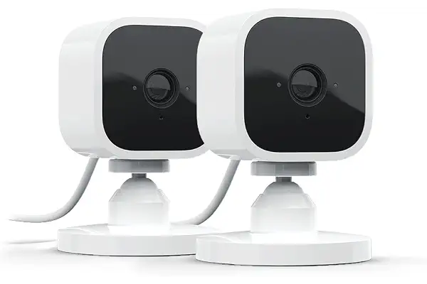 Blink Mini | Cámara de seguridad inteligente compacta, interior, cableada, vídeo HD 1080p, detección de movimiento, audio bidireccional, fácil de configurar, compatible con Alexa | 2 cámaras (blanco)