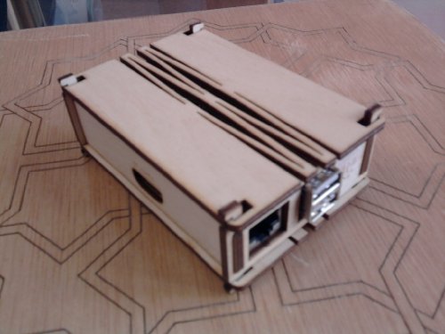 Preisvergleich Produktbild Raspberry Pi OLD VERSION .Gehäuse aus Sperrholz