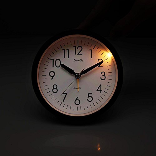 DreamSky Analog Quarzwecker mit Nachtlicht, 4 Zoll großes Zifferblatt, Tischuhr mit Schlummerfunktion, laut, ansteigender Weckton, kein Ticken, geräuschlos, Batteriebetrieben, Schwarz - 6