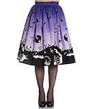 Hermosa falda de estilo de los años 50 con un patrón alternativo de murciélagos, gatos, calabazas, lunas, brujas, árboles y casas embrujadas sobre un fondo ombre púrpura con un borde negro y borde blanco. Se recogen en la cintura con cierre de botones en la parte posterior. Cremallera invisible al centro de la espalda.
