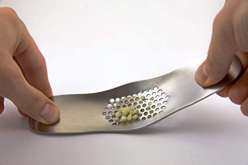 Set aus Edelstahl Knoblauchpresse – Garlic Rocker aus 100% Edelstahl + Knoblauchschäler aus lebensmittelechtem Silikon. Rostfrei und geschmacksneutral. Garlic Rocker ist geruchsneutralisierend und als Stahlseife verwendbar. Leicht zu reinigen und spülmaschinengeeignet. - 2