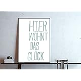 Familien-Poster: hier wohnt das Glück, pastell-blau auf Weiß, Typografie