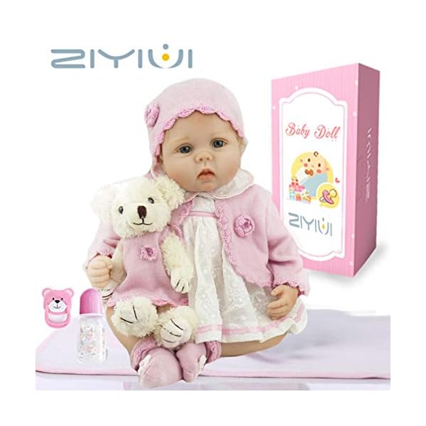 niña con bebe de juguete