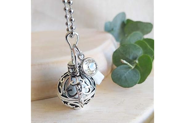 Naïris bijoux Bola de Grossesse en argent avec chaine a bille. Cage arabesques et navettes, bille blanche, strass blanc. Modèle Reaksa