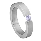 Der Schmuckring, der auch als Designerring oder Verlobungsring auf sich aufmerksam macht ist aus nickelfreiem Edelstahl gefertigt, ist antiallergen und kann von Allergikern getragen werden.