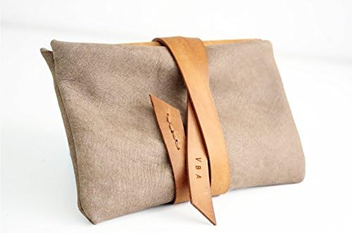 Coin purse, leather little wallet color light brown, dove-grey, and vegetable tannes leather. Cris coin purse