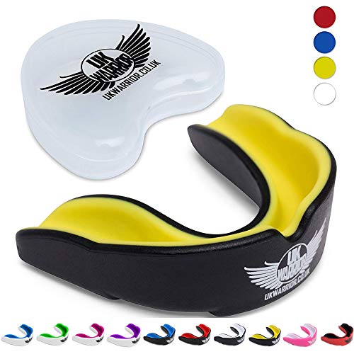 Protector bucal de UK Warrior, de goma, ideal para deportes de contacto, artes marciales, kárate, rugby, artes marciales mixtas, boxeo, hockey, fútbol, estuche, instrucciones para hervir y morder (idioma español no garantizado), color negro y amarillo, tamaño infantil