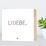 L(I)EBE- einzigartiges Holzbild 15x15x2cm zum Hinstellen und Aufhängen, echter Fotodruck mit Spruch auf Holz - schwarz-weißes Wand-Bild Aufsteller Holz-Schild Wandschild Holzdeko zur Dekoration im Büro und Zuhause oder als Geschenk Mitbringsel Geschenkidee zum Umzug Einzug Geburtstag Hochzeit für Freundin Mutter Schwester Familie ... Poster Kunst-Druck Home Deko - Liebe & lebe!