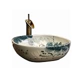 La combinación de arquitectura moderna y detalles sutiles del lavabo le da un toque elegante a su baño.