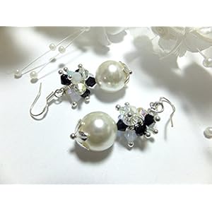 Dicke Perlenohrringe mit Markenkristall.