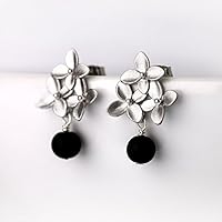 Romantische Ohrringe / zierliche Ohrstecker in schwarz silber: Verspielte matt-versilberte Blüten-Ohrstecker mit schwarzer Onyx-Perle