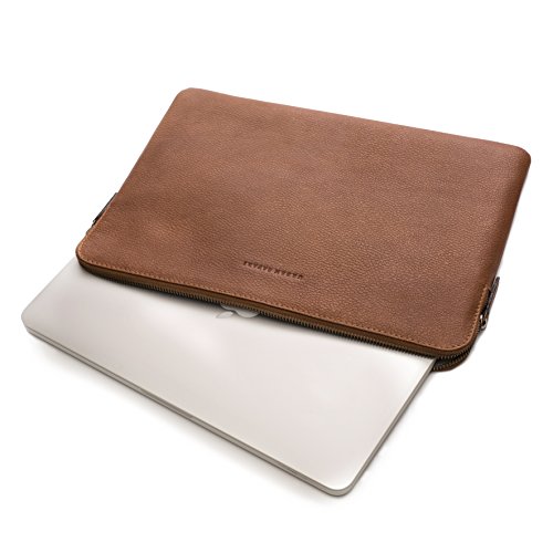 Urban Safari 13.5 Zoll Echt Leder Laptop Hülle / Spitzenqualität Leder Laptop Tasche / Laptop Sleeve für 13 – 13.5 Inch MacBook Pro / MacBook Air / Laptop / Notebook / Surfacebook / Tablet. ( Braun ) - 2