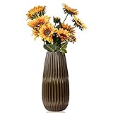 【PRODUCTO】 Está hecho de porcelana de alta caldiad y a manos. Se caracteriza por su esmalte de color dorado y verde. Con un estilo geométrico, no solo es un florero común, sino también es una artesanía maravillosa.