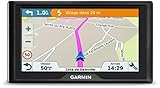 Das Navigationssystem verfügt über einen Fahrspurassistenten, eine 3D-Kreuzungsansicht und Garmin Real Directions