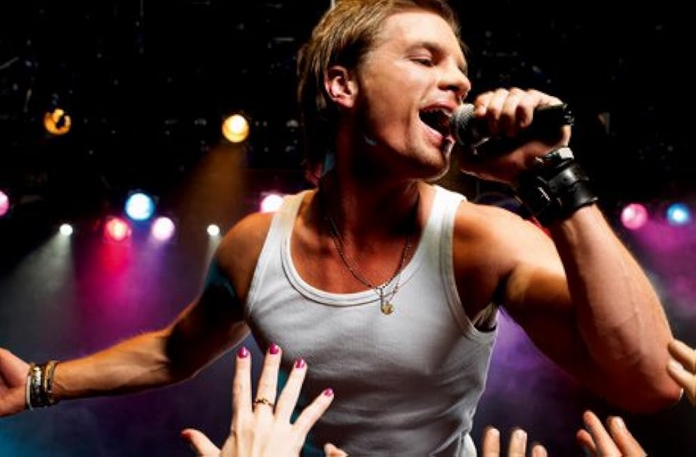 мужчина с микрофоном. караоке исполнители. певец с микрофоном. человек на сцене с микрофоном. парень поет быстро.