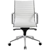 Komfortabler Lederbürodrehstuhl mit Wasserfallfront, welche den Druck auf die Beine stark reduziert und somit die Durchblutung verbessert.