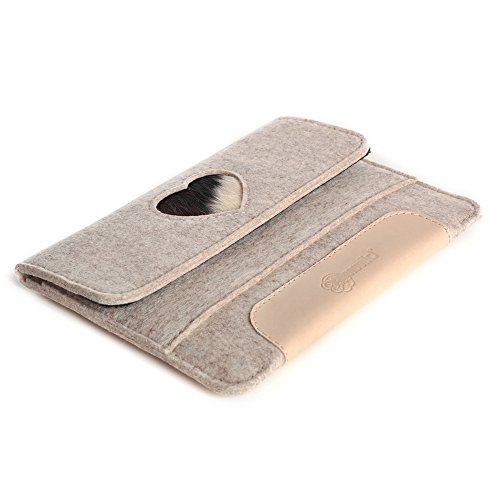 Almwild Hülle Case Tasche für Apple iPad Pro 12,9″, iPad Pro 10.5 mit Apple Keyboard und Macbook Air 11 + 12 Zoll aus Filz. Sleeve in hellmeliertem- Grau Verschlußlasche mit Herz aus echtem Kuhfell & Echtleder-Griff mit Original Almwild-Prägung - 2