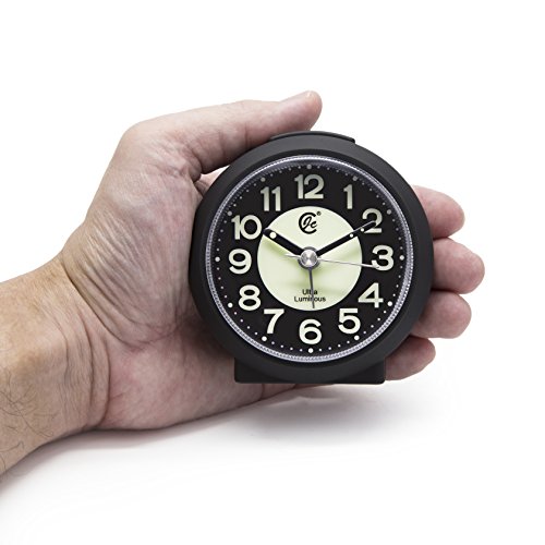 JCC charmante leuchtende kleine runde Handheld Größe nicht ticking Quarz Schreibtisch Uhr Wecker Reisewecker mit Licht Nacht, Snooze Funktion – batteriebetrieben (matt – schwarz) - 3