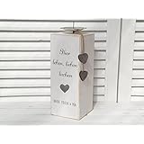 personalisierter Kerzenständer aus Holz in weiß mit Namen für die Familie im Landhausstil