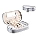 Produktbild Vlando Kleine Faux Leder Reise Schmuck Box Organizer Display Aufbewahrungsbox Fall für Ringe Ohrringe Halskette mit Spiegel (Silber)
