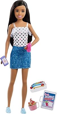 Barbie Famille poupée Skipper baby-sitter aux cheveux bruns, avec jupe et 5 accessoires dont téléphone et biberon, jouet pour enfant, FXG92
