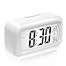 Produktbild Mogomiten Digital Wecker, Smart Snooze LED Tischuhr mit Alarmglocken, Dimmer und Alarm Sprachsteuerung, Sensor Licht, Snooze Timer, große HD-Anzeige Zeit, Datum, Temperatur, einfache Einstellung und bequem für Live