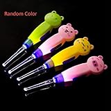 Taschenlampe, um das Ohrloch deutlich zu sehen.