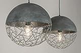 Wenn die Lampe aufleuchtet, gibt es eine überraschende Lichtreflexion im Raum, die zu einem sehr stimmungsvollen Ganzen beiträgt.