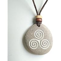 GESCHNITZTER ANHÄNGER AUS STEIN MIT EINEM TRISKELE