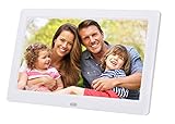 ❖ Fácil de usar: inserte una tarjeta de memoria y podrá ver sus fotos. No necesitamos configuración ni software para instalar, está listo para mostrar sus fotos al instante, solo enciéndalo. Admite unidades USB, MMC, SD, MS, SDHC (hasta 32G, no incluidas). Puede disfrutar de películas y música con altavoces estéreo incorporados o conector para auriculares.