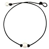 La longitud total del collar es de 16 pulgadas. Este magnífico collar de perlas de agua dulce está hecho de perlas de agua dulce de 10 mm en un cordón de cuero negro de 2 mm. Cada pulsera está pegada con la más alta calidad