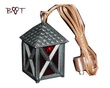 Krippenbeleuchtung Krippendeko – Laterne Höhe 50 mm 5 cm für Batterie – Betrieb ca. 4,5 V oder Trafo / 230 V 4,3 V geeignet, für grosse Weihnachtskrippe Weihnachtskrippen Modellbau Weihnachten Modelleisenbahn usw. historische Laternen schwarzes Gehäuse Schindel – Nachbildung komplett MIT Lampe / Lämpchen Licht rot L50ro Krippenbeleuchtung Beleuchtung Licht Krippenlampe Krippenlampen