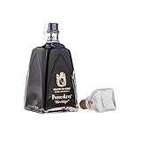 Brandy Punto Azul es vejez e historia viva en cada copa. Su nombre Punto Azul, se debe a las duelas de roble americano de mayor calidad procedentes de Costa Rica, que tradicionalmente eran marcadas con un punto azul y destinada a las botas donde envejece el mejor brandy, bajo el sistema de criaderas y soleras