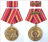  Verdienstmedaille der Kampfgruppen der Arbeiterklasse in Gold, Material Bronze, Ø 31,5 mm, Rückseite mit glattem Rand (DDR Orden-Abzeichen Nr. 0183b)