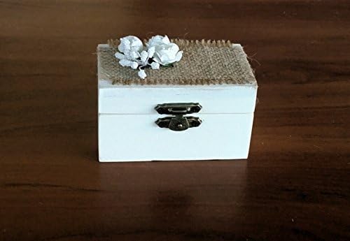 White wedding ring box decorated with vinagi flowers, jute fabric and inside burlap with lace and bow. Measures 8.5x5x4.5 cm.