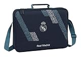 maleta real madrid cabina Cuenta con un asa corta y una larga para colgar tipo bandolera.