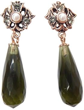 Elegante, rotvergoldete Ohrstecker mit einem olivfarbenen, tropfenförmigen Anhänger und kleiner Süßwasserperle