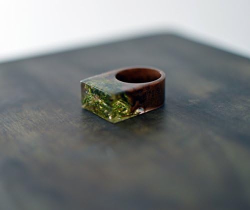 Resin ring with real moss and bronze colour pigments