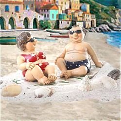 dio Touristen am Strand Urlauber auf Badetuch mit Sonnenbrille, Bikini & Badehose