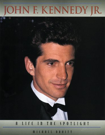John F. Kennedy Jr.: A Life in the Spotlight livre