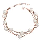 Hecho de perlas simuladas respetuosas con el medio ambiente, esta joyería brilla con gracia y belleza. Y la superficie de metal es de alto acabado pulido.