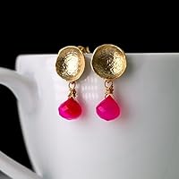 Moderne zierliche Ohrringe // schlichte Ohrstecker gold: Matt vergoldete Kelch-Ohrstecker mit einem hot-pink Chalzedon / Chalcedon