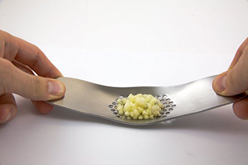 Set aus Edelstahl Knoblauchpresse – Garlic Rocker aus 100% Edelstahl + Knoblauchschäler aus lebensmittelechtem Silikon. Rostfrei und geschmacksneutral. Garlic Rocker ist geruchsneutralisierend und als Stahlseife verwendbar. Leicht zu reinigen und spülmaschinengeeignet. - 3